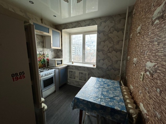 1 комн., 35 м², Блочный, Площадь Победы 3