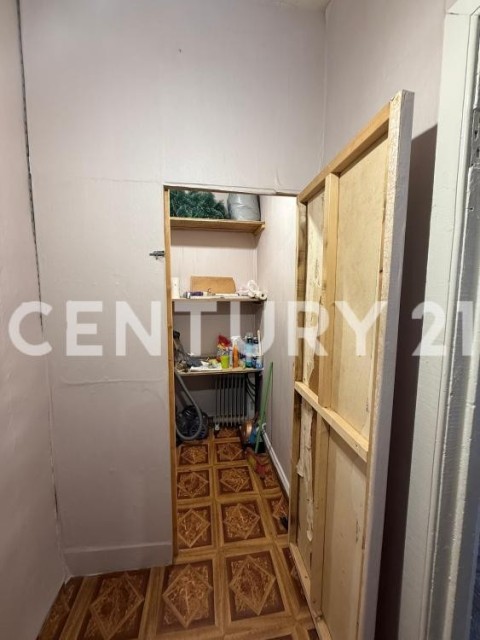 3 комн., 42 м², Дерев. б/у, Областная больница, рынок "Манньыаттаах" 11