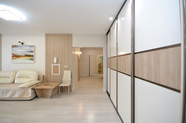 4 комн., 110 м², Монолитно-каркасный, Дом быта 3