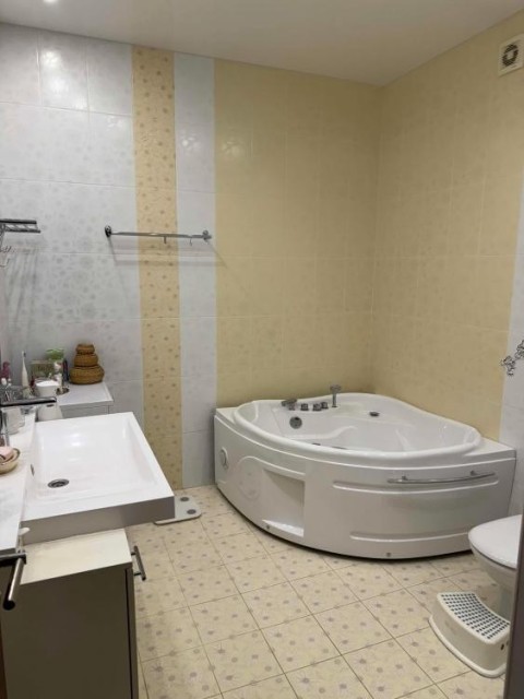 4 комн., 124 м², Монолитно-каркасный, Центр - район пл. Орджоникидзе 10