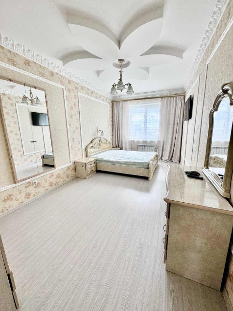 3 комн., 103 м², Инд. планировка, Сахацирк 9