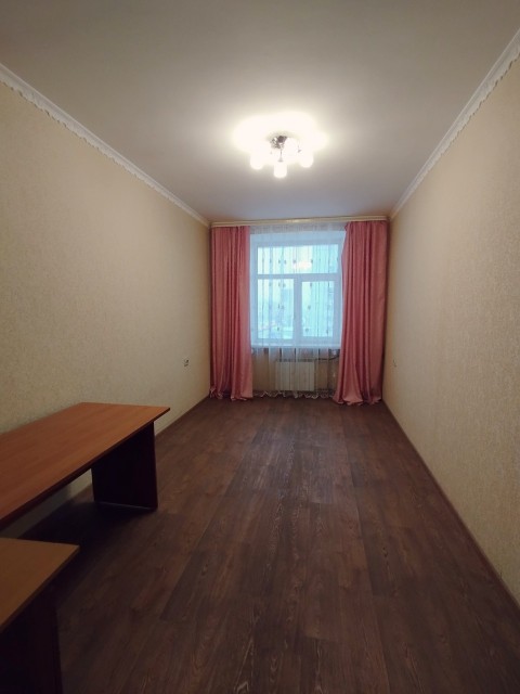 3 комн., 79 м², Сталинка, Центр - район пл. Орджоникидзе 10