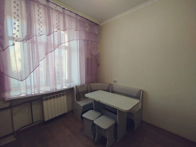 3 комн., 79 м², Сталинка, Центр - район пл. Орджоникидзе 6