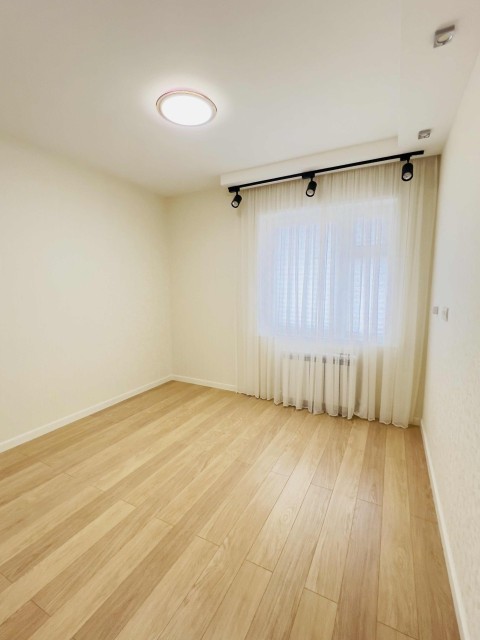 3 комн., 75 м², Блочный, Сахацирк 7