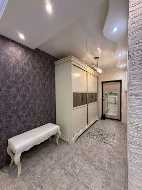 2 комн., 70 м², Блочный, Площадь Победы 11