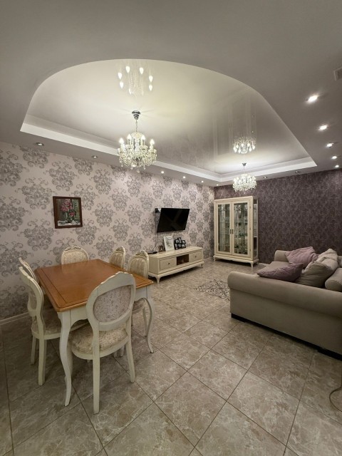 2 комн., 70 м², Блочный, Площадь Победы 3