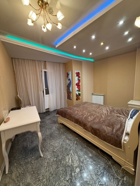 2 комн., 70 м², Блочный, Площадь Победы 9