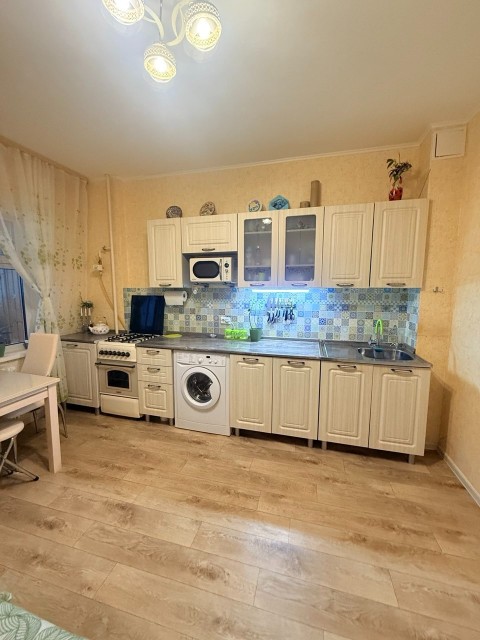 2 комн., 65 м², Блочный, Авторынок 4