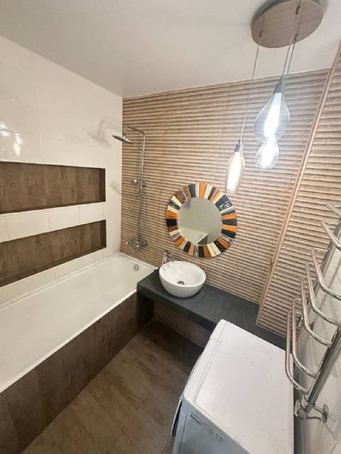 3 комн., 90 м², Монолитно-каркасный, Автовокзал 7