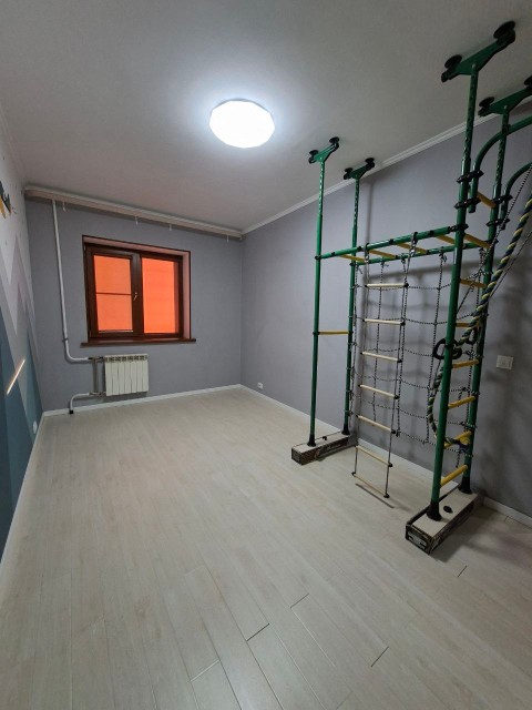 3 комн., 93 м², Монолитно-каркасный, Сахацирк 10