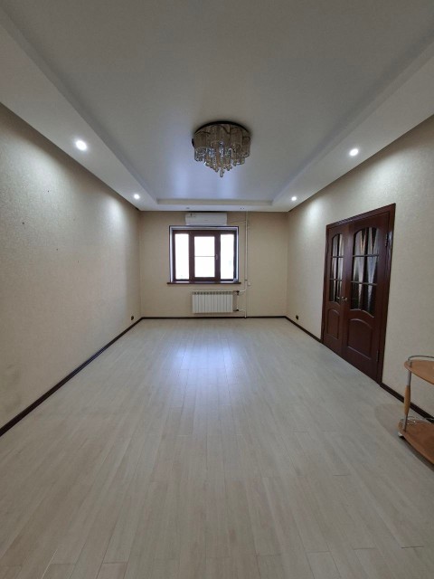 3 комн., 93 м², Монолитно-каркасный, Сахацирк 7