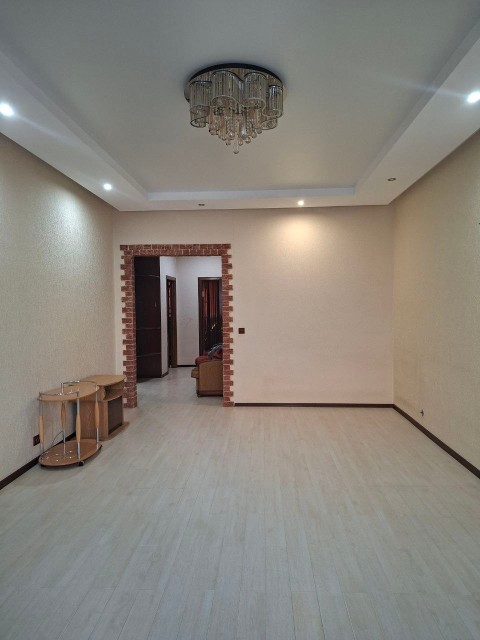 3 комн., 93 м², Монолитно-каркасный, Сахацирк 8