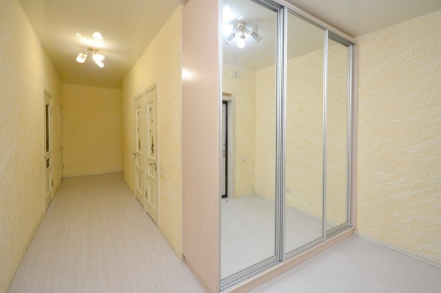 3 комн., 103 м², Монолитно-каркасный, Сахацирк 13