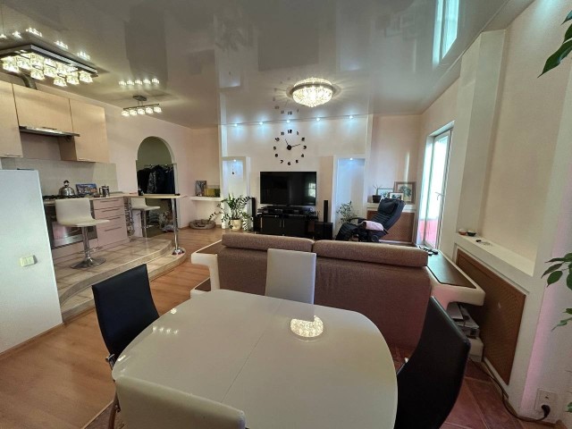 2 комн., 69 м², Монолитно-каркасный, Центр - район пл. Орджоникидзе 6