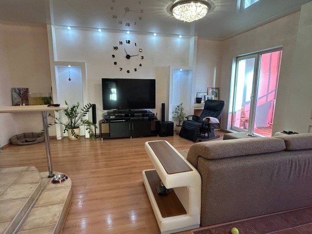 2 комн., 69 м², Монолитно-каркасный, Центр - район пл. Орджоникидзе 5