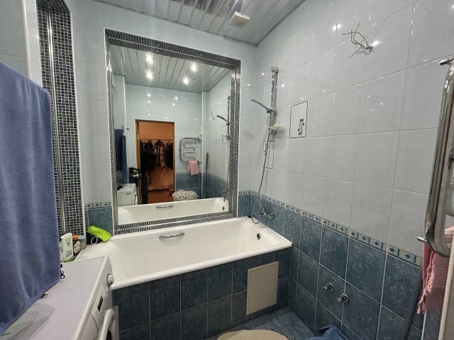 2 комн., 69 м², Монолитно-каркасный, Центр - район пл. Орджоникидзе 13