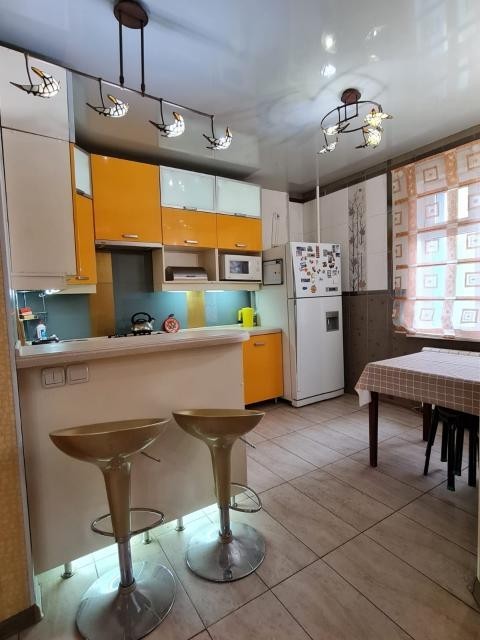 3 комн., 85 м², Монолитно-каркасный, Областная больница, рынок "Манньыаттаах" 4