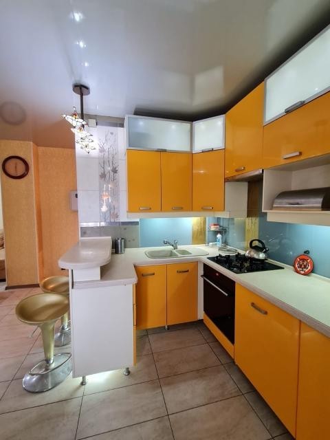 3 комн., 85 м², Монолитно-каркасный, Областная больница, рынок "Манньыаттаах" 3