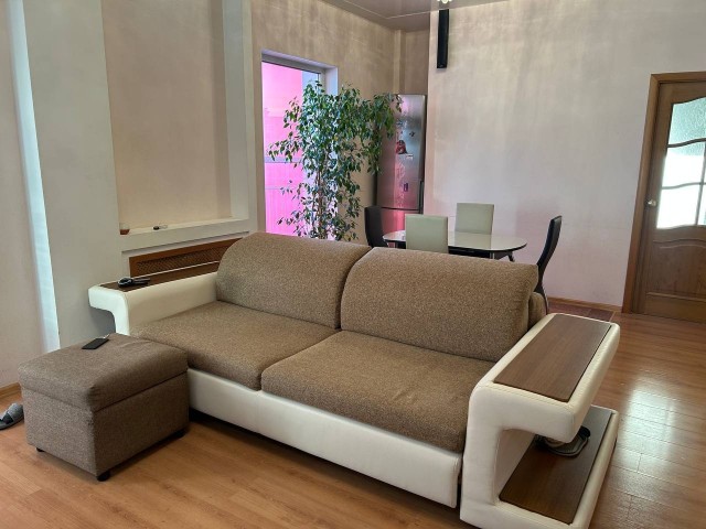 2 комн., 69 м², Монолитно-каркасный, Центр - район пл. Орджоникидзе 4