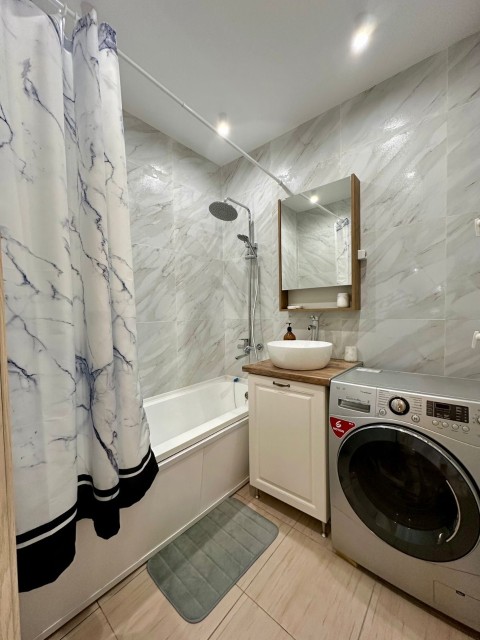 3 комн., 77 м², Монолитно-каркасный, Центр - район пл. Орджоникидзе 17