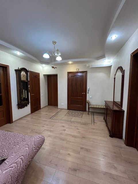 4 комн., 172 м², Блочный, Крытый рынок 12