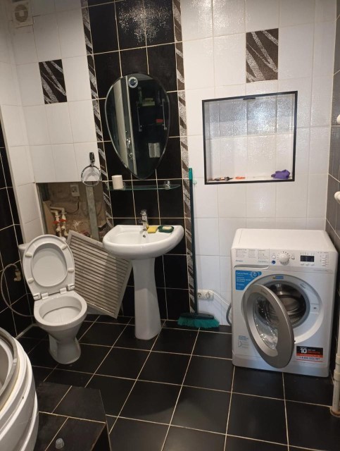 2 комн., 63 м², Блочный, Площадь Победы 7