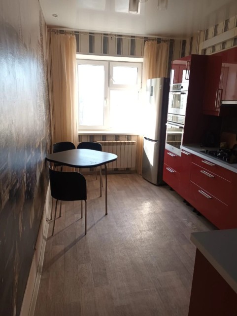 2 комн., 63 м², Блочный, Площадь Победы 2