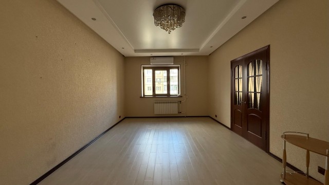 3 комн., 93 м², Инд. планировка, Сахацирк 4