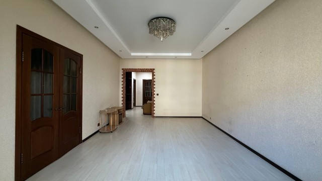 3 комн., 93 м², Инд. планировка, Сахацирк 5