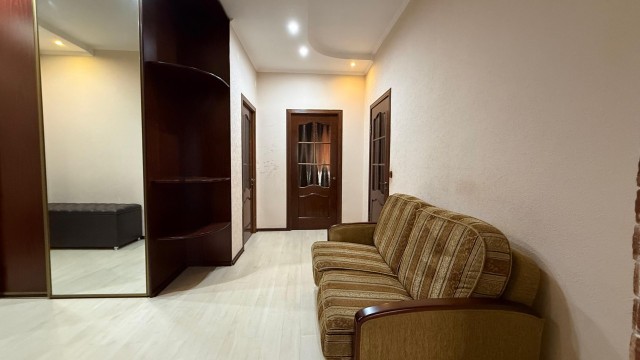 3 комн., 93 м², Инд. планировка, Сахацирк 13