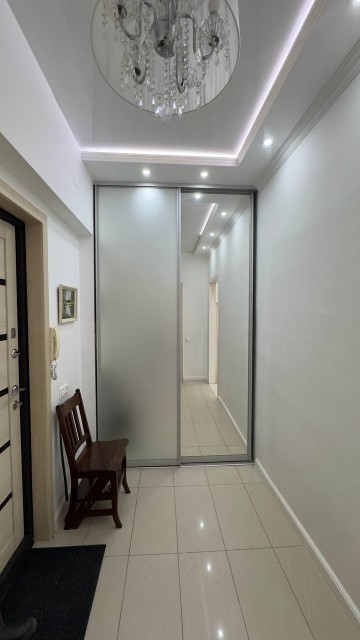 3 комн., Монолитно-каркасный, Центр - район пл. Орджоникидзе 4