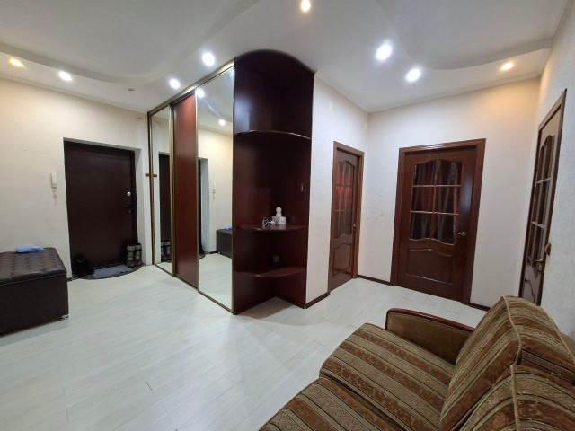 3 комн., 93 м², Монолитно-каркасный, Сахацирк 3