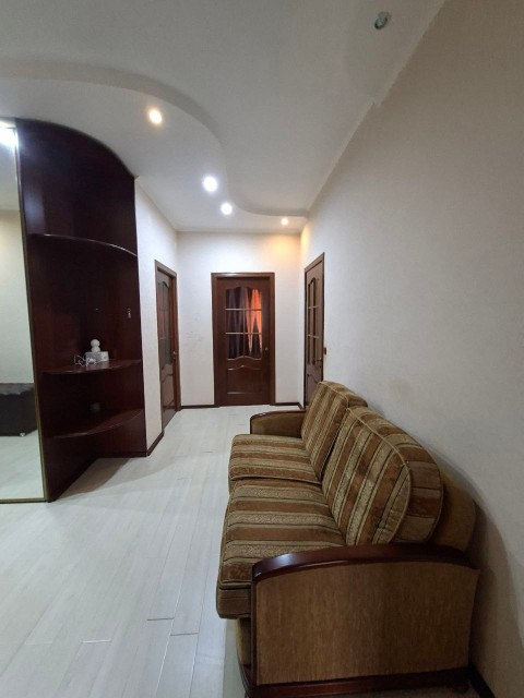 3 комн., 93 м², Монолитно-каркасный, Сахацирк 6