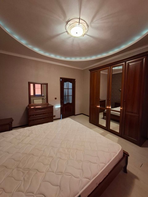 3 комн., 93 м², Монолитно-каркасный, Сахацирк 10