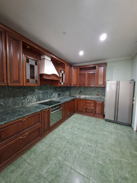 3 комн., 93 м², Монолитно-каркасный, Сахацирк 8