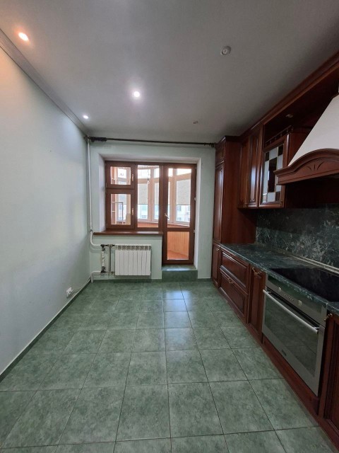 3 комн., 93 м², Монолитно-каркасный, Сахацирк 7