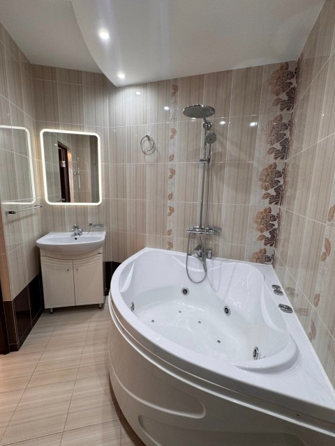 3 комн., 102 м², Блочный, Крытый рынок 6