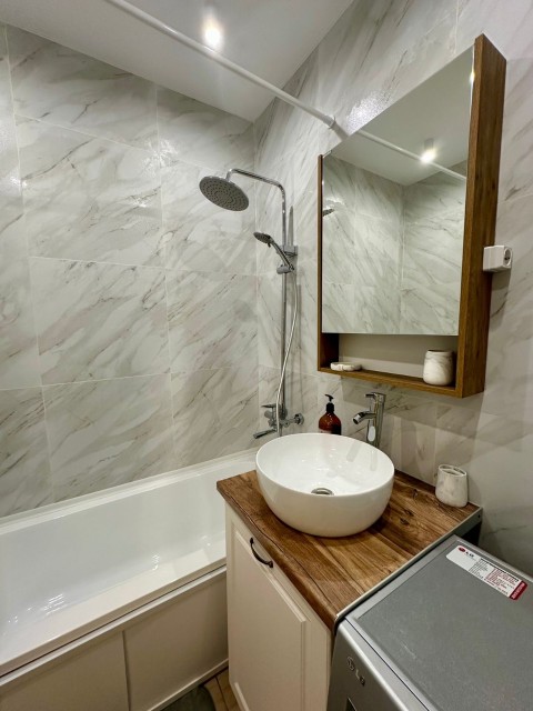 3 комн., 77 м², Монолитно-каркасный, Центр - район пл. Орджоникидзе 16