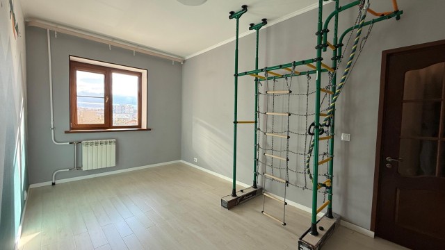 3 комн., 93 м², Инд. планировка, Сахацирк 9