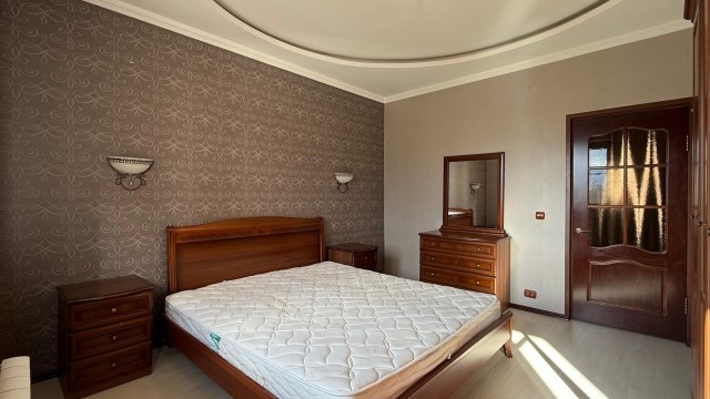 3 комн., 93 м², Инд. планировка, Сахацирк 7