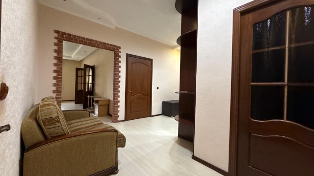 3 комн., 93 м², Инд. планировка, Сахацирк 12