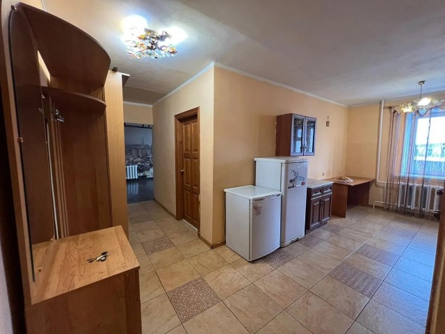 2 комн., 58 м², Блочный, Областная больница, рынок "Манньыаттаах" 4