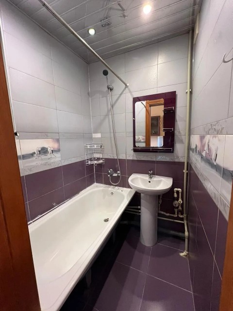 2 комн., 58 м², Блочный, Областная больница, рынок "Манньыаттаах" 7