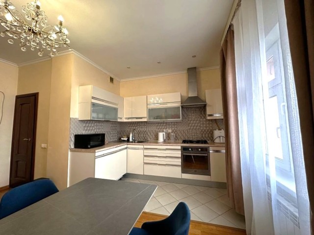 3 комн., 89 м², Монолитно-каркасный, Центр - район пл. Орджоникидзе 6