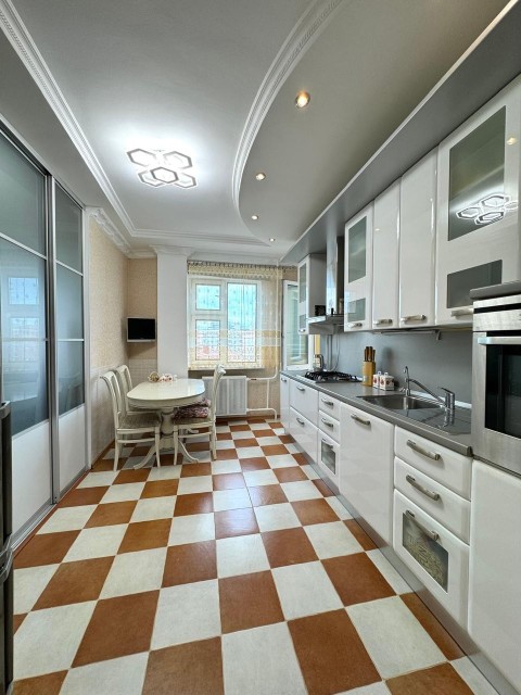 3 комн., Монолитно-каркасный, Сахацирк 4