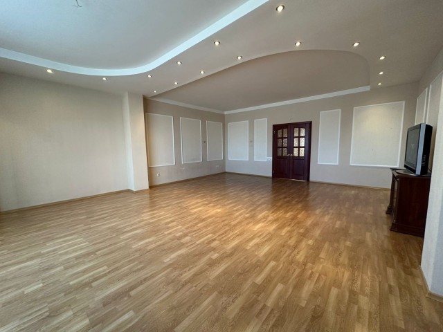 Больше 4 комн., Инд. планировка, Дом быта 5