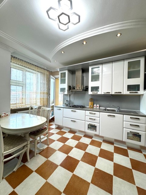 3 комн., Монолитно-каркасный, Сахацирк 3