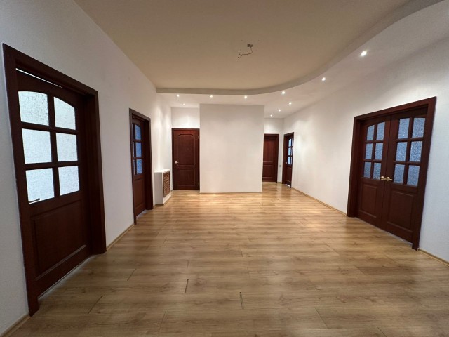 Больше 4 комн., Инд. планировка, Дом быта