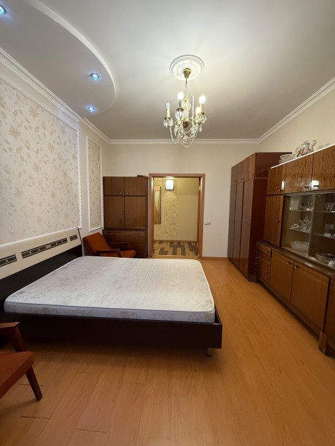 3 комн., Сталинка, Центр - район пл. Орджоникидзе 2