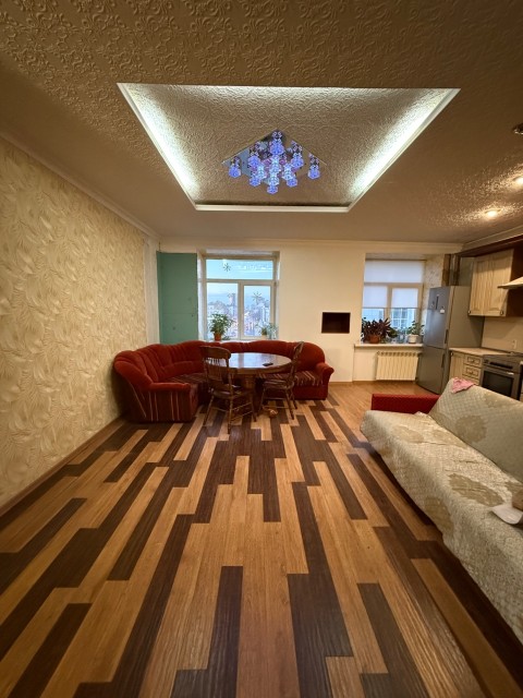 3 комн., Сталинка, Центр - район пл. Орджоникидзе 8